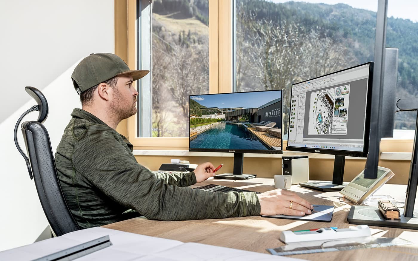 Hubert Gollner bei der Planung von Pool- und Teichanlagen